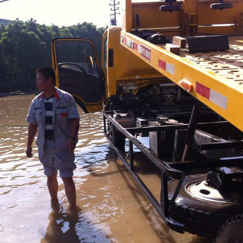 水灾车辆道路困境救援