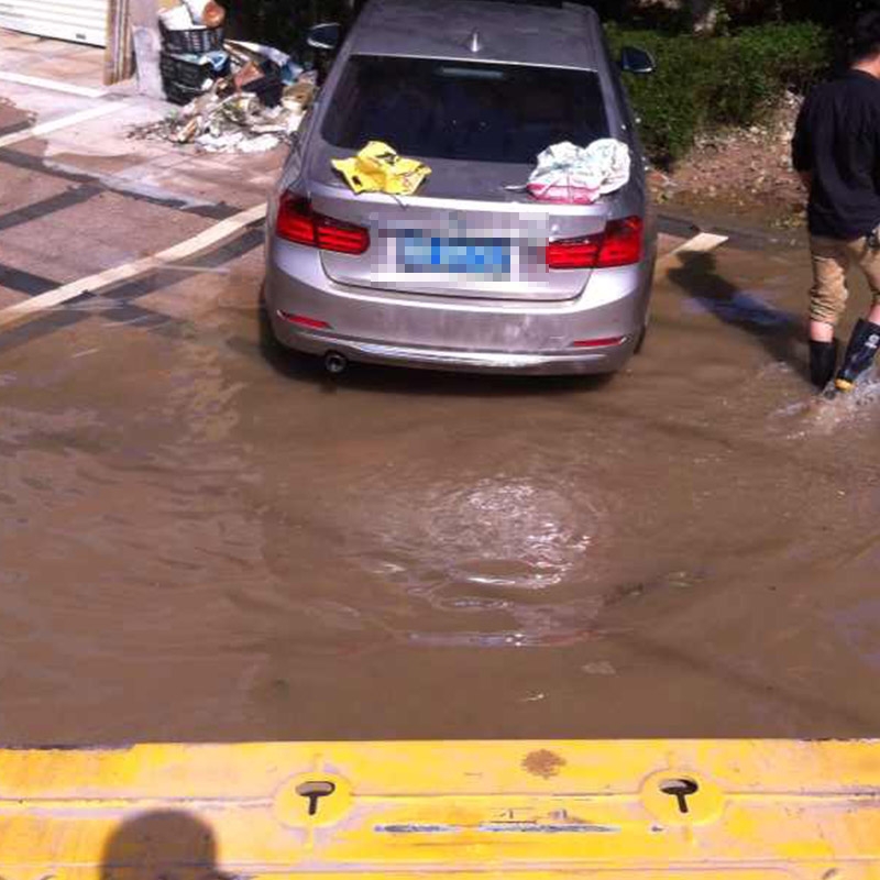 水灾困境救援拖车