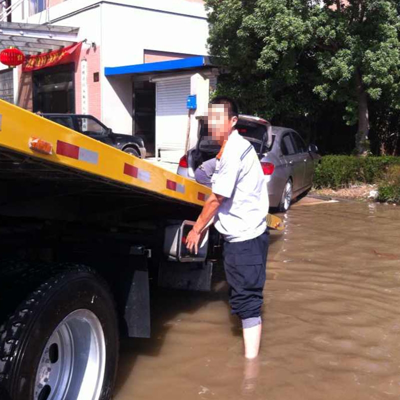 水灾汽车没油救援