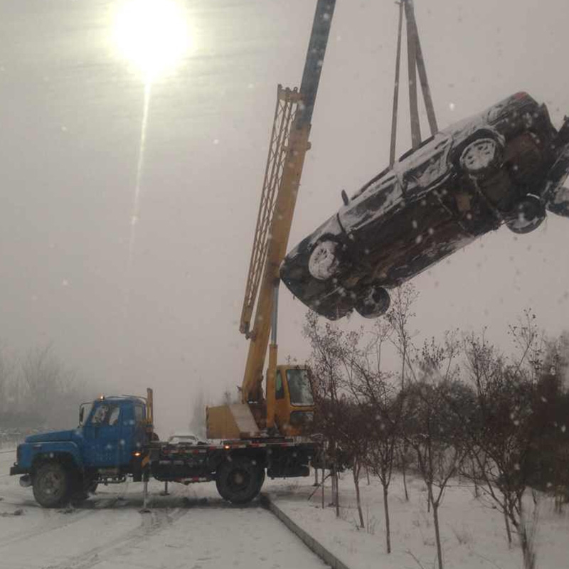 雪天道路车辆困境救援
