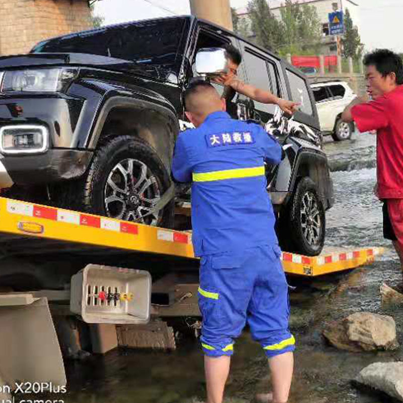 涉水汽车搭电救援